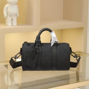 The Keepall series in full-metal hardware reimagines its mini version with fresh creativity. Crafted from Taurillon Monogram calf leather, it retains the classic silhouette with reinforced side straps and a detachable leather nameplate—iconic elements complemented by dual handles and a shoulder strap, offering an excellent choice for urban professionals. Dimensions: 25 x 15 x 11 cm (Length x Height x Width)